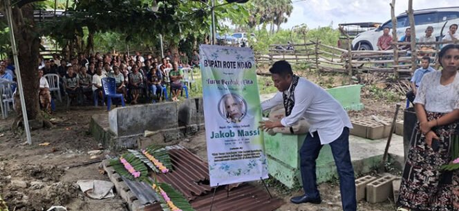 
Bupati Rote Ndao Paulus Henuk Meletakan Bener dan penghormatan terakhir Kepada Mendiang Jakob Massi.