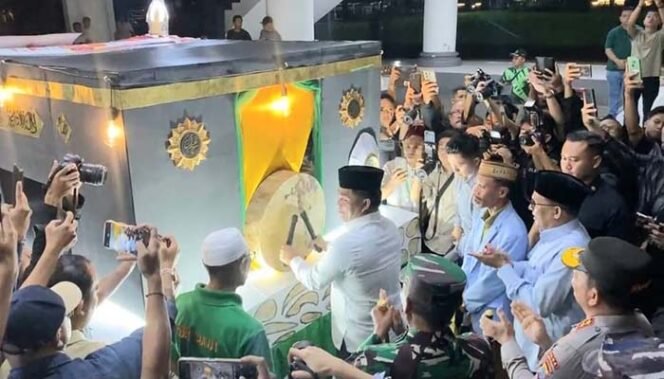 
Foto - Gubernur Sulut Yulius Selvanus Saat Melepas Pawai Malam Takbiran di Halaman Kantor Gubernur Minggu 30 Maret 2025 Malam.
