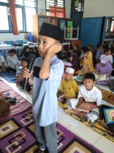Belajar mengumandangkan azan dan iqamah