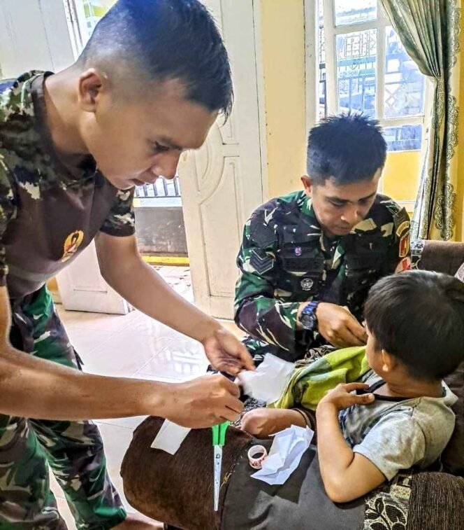 
Tenaga Kesehatan Satgas TMMD Bantu Berikan Pertolongan Seorang Anak
