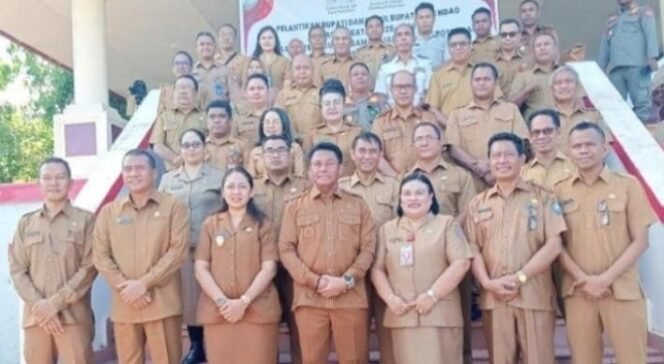 
Bupati Rote Ndao Paulus Henuk Pimpin Apel Perdana di Halaman Kantor Bupati