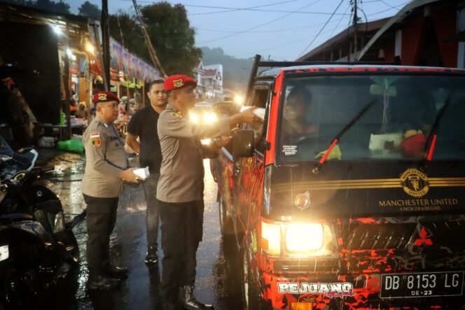 
Polres Sitaro Turun ke Jalan, Bagikan Takjil di Tengah Gerimis