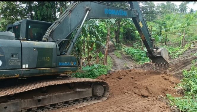
Pengerasan Jalan Penghubung Wangurer Barat – Danowudu capai 450 meter, Satgas Optimis Rampung Tepat Waktu 