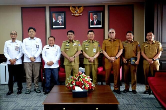 
Foto - Gubernur Yulius Selvanus dan Wakil Gubernur Viktor Mailangkay  ( Tengah)  dan Staf ( kanan)  Bersama Kepala Perwakilan BPK- RI Sulut  Bombit Agus Mulyo ( kiri) dan Staf