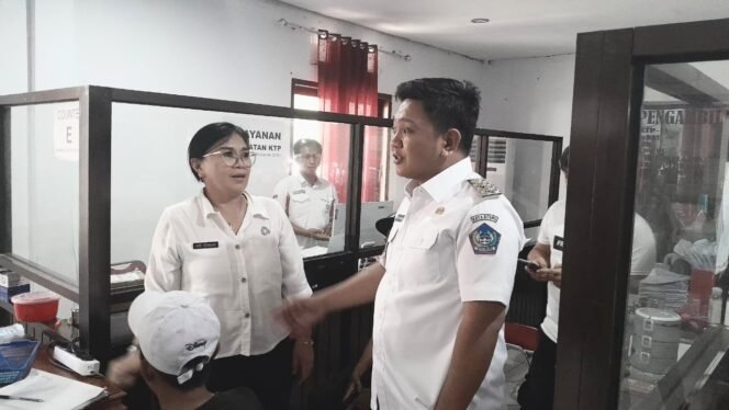 
Wakil Walikota Randito Lakukan Pengecekan di Ruangan Disdukacapil Bitung 