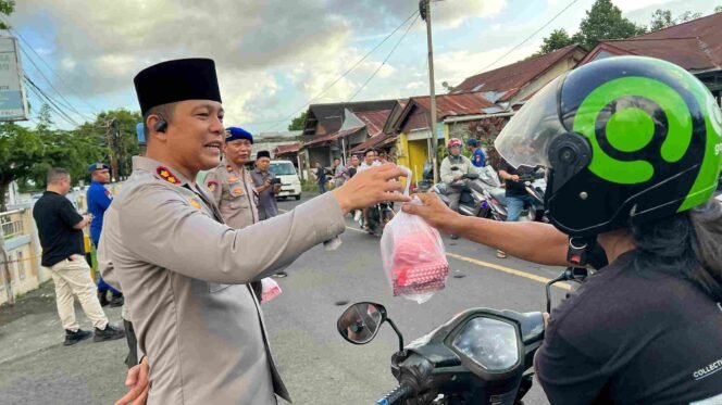 
Polres Bitung dan Media  berbagi Takjil dan buka puasa bersama sebagai wujud Polri untuk masyarakat