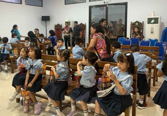 
PN Bitung Edukasi Anak Sejak Dini Melalui Inovasi ” Bapontar Ka Pengadilan”