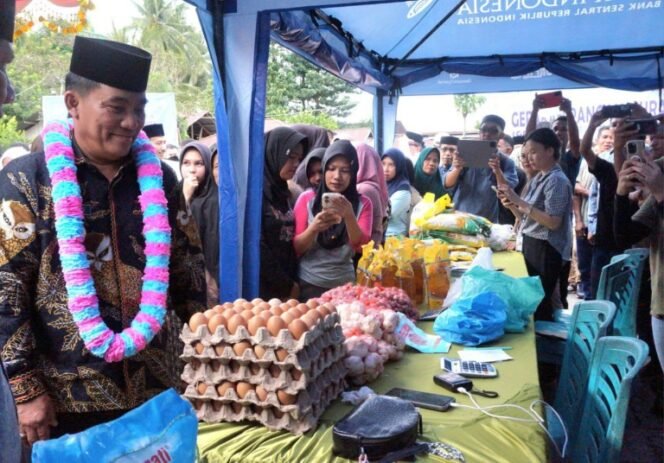 
Foto - Gubernur Sulut YS Pantau GPM di Boroko Kab Bomut Jumat 14 Maret 2025