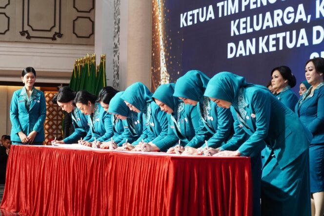 
Ny. Hj. Susmira Dewanti Iman Irdian Saragih Resmi Dilantik Sebagai Ketua TP. PKK, Ketua Tim Pembinaan Posyandu, Dan Ketua Dekranasda Kota Tebing Tinggi 