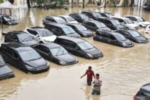 Terendamnya mobil banjir di Jabodetabek