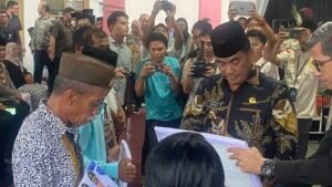 Gubernur Sulut YSK menyerahkan bantuan ke Kelompok Tani & nelayan Bolmong Utara