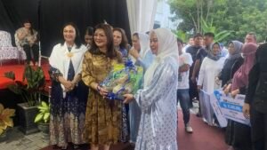 Isteri Gubernur Sulut menyerahkan bantuan