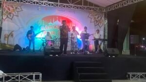 Gubernur Sulut YSK sedang bernyanyi menghibur pedagang kuliner