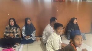 Guru kelas mengawasi para siswa mendengar ceramah agama