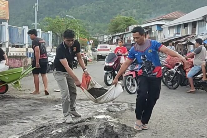 
Berbahaya bagi Pengendara R2, Personel Polres dan Polsek Sitim Turun Lapangan