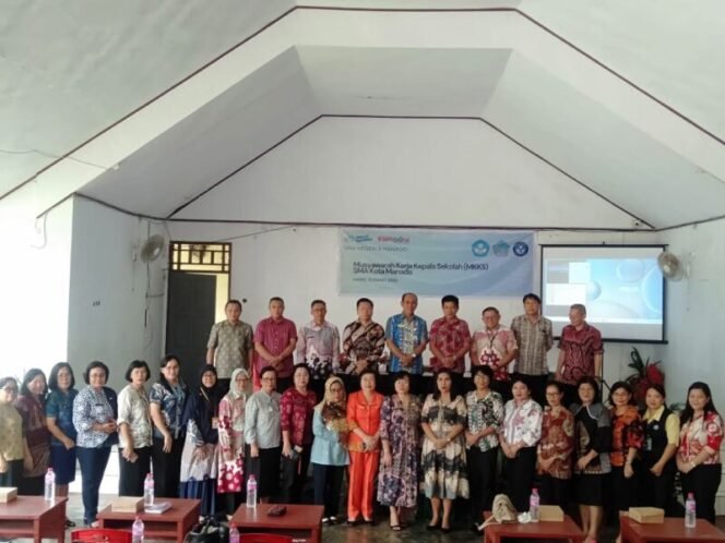 
Foto bersama para peserta MKKS.