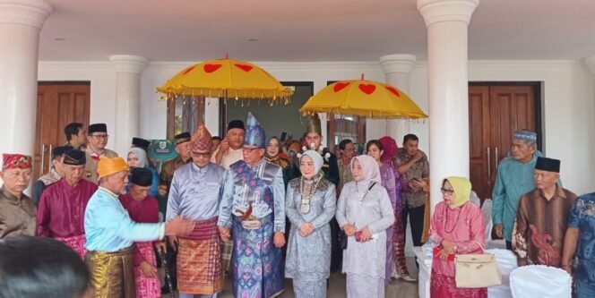 
Dengan Prosesi Adat Abdullah Mokoginta Tinggalkan Rudis Walikota Kotamobagu