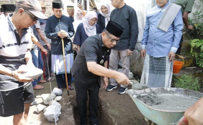 
PJ Wali Kota Abdullah Mokoginta Letakan Batu Pertama Pembangunan Masjid Baitul Hidayah Desa Moyag Todulan