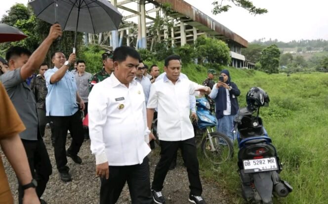 
Gubernur YSK Didampingi Wali Kota Weny Gaib Tinjau Gelora Ambang