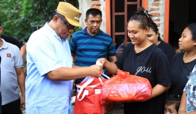 
PJ Wali Kota dan Kapolres Kotamobagu Serahkan Bantuan ke Warga Terdampak Bencana