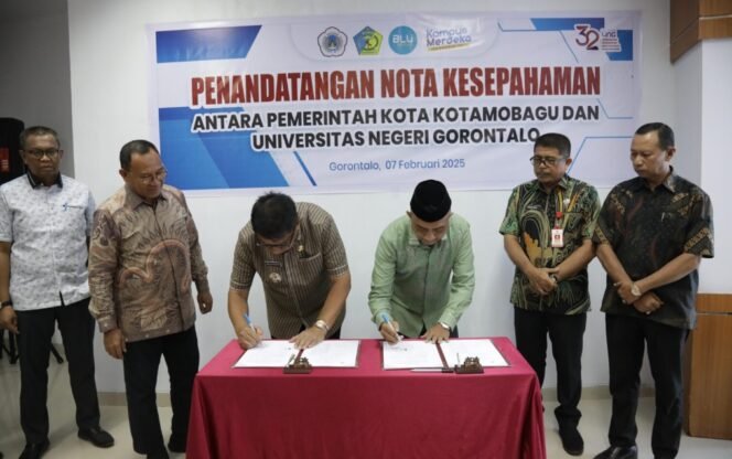 
Abdullah Mokoginta dan Wakil Rektor 1 Universitas Negeri Gorontalo Abdul Hafidz Olii Tandatangani Nota Kesepakatan Bersama