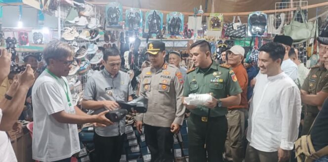 
Kapolres Irwanto Dampingi Wali Kota Kotamobagu Tinjau Langsung Pasar Senggol, Pastikan Berjalan Aman dan Tertib