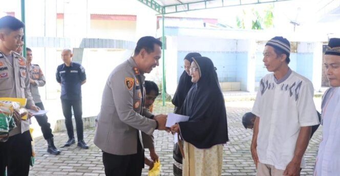 
Kapolres Irwanto Salurkan Bantuan Sosial di Desa Bilalang