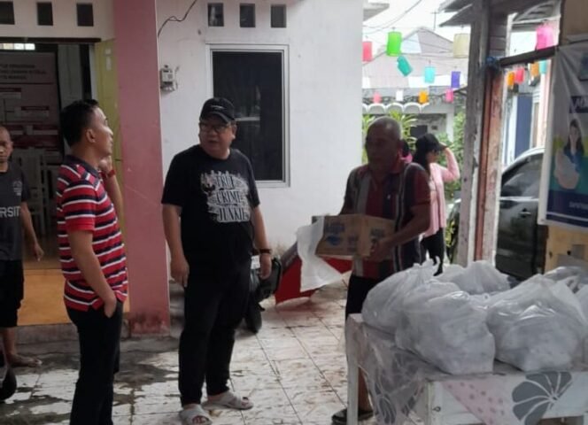 
Plt. Kadis Kominfo Erwin Kontu menyerhkan bantuan disaksikan langsung Camat Wenang, Bonix Saweho.(1st)