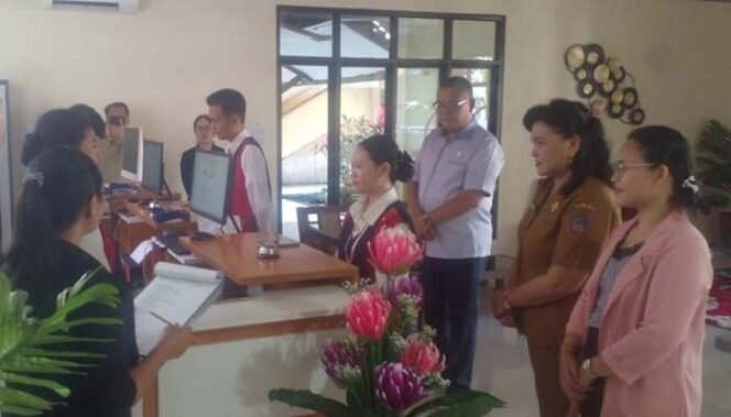 
Foto - Louis Schramm SH MH Wakil Ketua Komisi IV DPRD Sulut ( ketiga dari kanan)