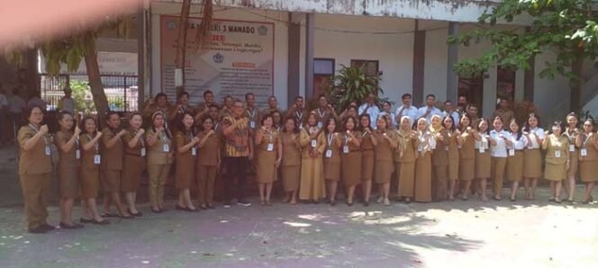 
Foto - Angota DPRD Sulut Louis Schramm SH.MH ( Tengah) saat bersama Kepsek dan Guru Guru SMA Negeri 3 Manado