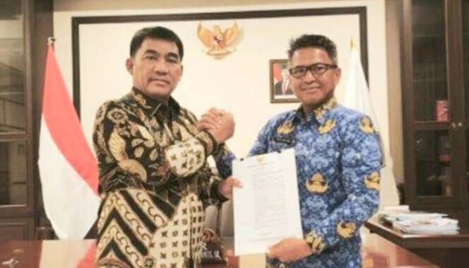
Foto - Gubernur Sulut Yulius Selvanus SE Saat Menyerahkan SK Plh Sekdaprov Sulut Kepada Thalis Galang Kamus 17 April 2025