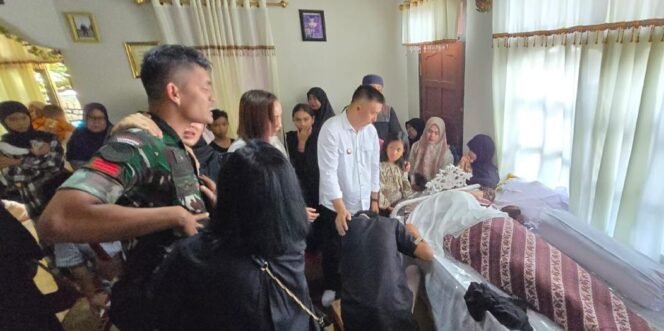 
Foto:Tampak Wabup Argo V Sumaiku di dampingi Istri Ny. Deisy Mokoginta, saat melayat di rumah kediaman Almarhumah.
