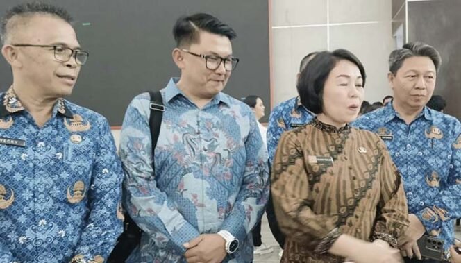 
Foto - Kadis Dikda Sulut Dr Femmy Suluh M.Si ( tengah) Jeffry Runtuwene SE M.Si ( Kanan) dan Kabid SMK Dikda Vecky Pangkerego S.Pd.M.Pd ( Paling Kiri)