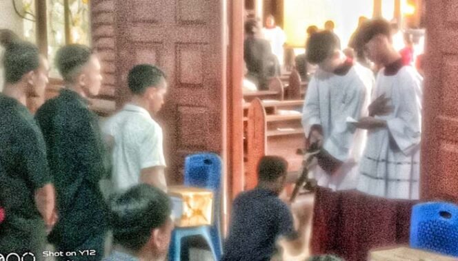 
Umat Katholik Bunda Hati Kudus Mengenang Wafat Yesus Kristus Dalam Misa Jumat Agung