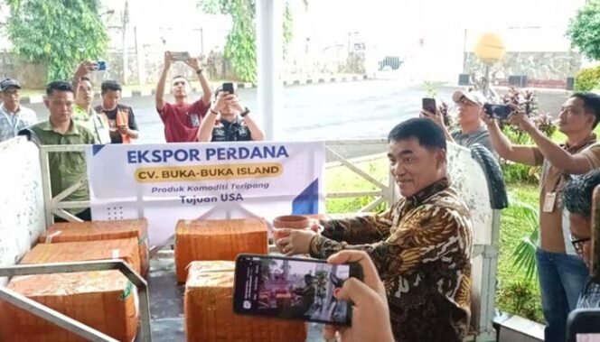 
Foto - Gubernur Sulut Yulius Selvanus  Saat Melepas Eksport Perdana 273 Kg Teripang Susu ke Amerika Serikat