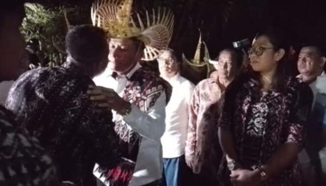
Paulus Henuk dan Apremoi Dudelusy Dethan Disambut Secara Adat oleh Masyarakat, Gelar Syukuran Pelantikan Bupati dan Wakil Bupati Rote Ndao