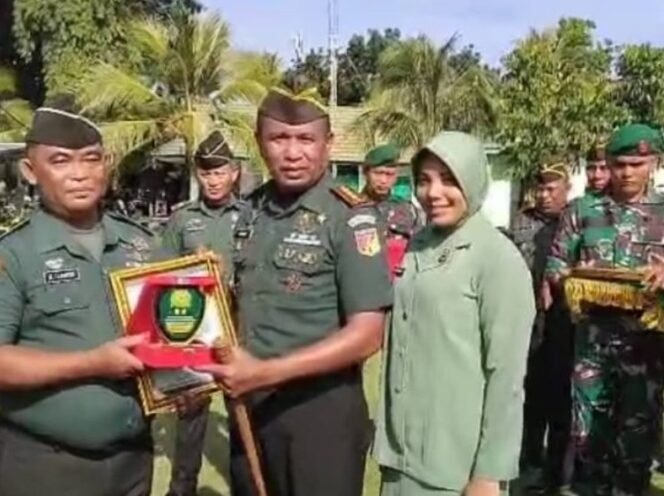 
Pimpin Upacara Purna Tugas 13 Personil, Dandim Berikan Sertifikat Dan Plakat Penghargaan