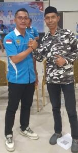 Ketua KNPI Donal Palandi dengan mantan Ketua KNPI Bolmut Rusmin N Mokodompis