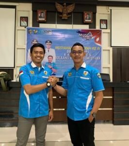 Ketua KNPI Bolmut Donal Palandi bersama calon ketua Fahri Lasena