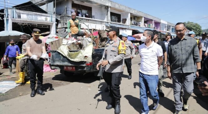 
Respon Cepat, Wali Kota Weny Gaib Tanggapi Keluhan Masyarakat Terkait Tumpukan Sampah