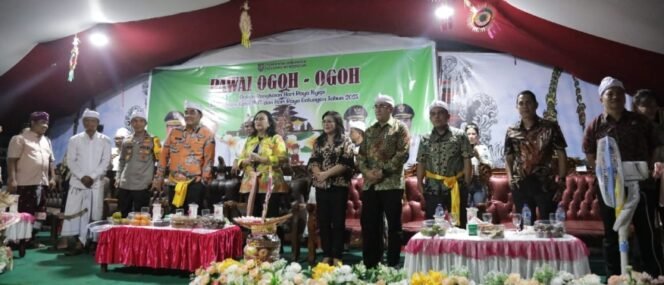 
Wali Kota Weny Gaib Bersama Gubernur YSK Ikut Menyaksikan Pawai Ogoh-ogoh di Desa Werdhi Agung