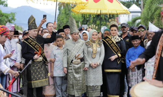 
Weny Gaib Naik Rumah Dinas Wali Kota Kotamobagu dengan Prosesi Adat Poponikan Kon Komaling