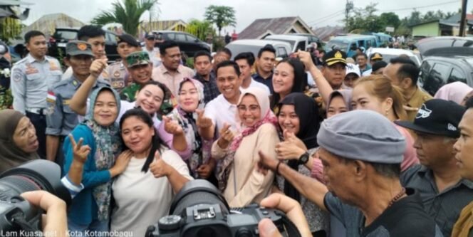 
Weny-Rendi Disambut Antusias Masyarakat Moyag Rayakan Hari Ketupat