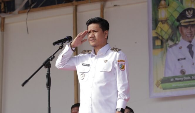 
Pimpin Apel Perdana Pasca Lebaran Wawali Rendi Tekankan ASN Kerja Disiplin dan Professional