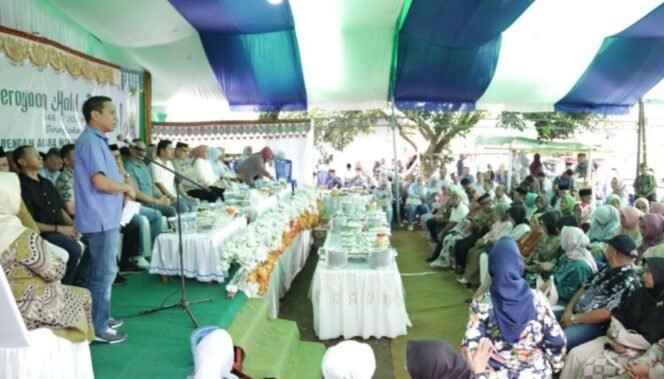 
Hadiri Halal Bihalal di Pontodon, Weny-Rendi ajak Warga Rajut Persaudaraan