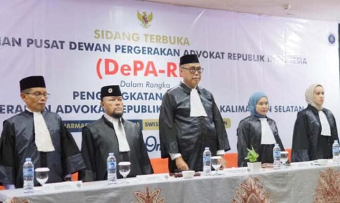 
Caption : Ketua Umum Dewan Pergerakan Advokat Republik Indonesia (DePA-RI) Dr. TM Luthfi Yazid, S.H., LL.M (tengah) melantik para advokat baru DePA-RI di Banjarmasin Kalimantan Selatan pada 29 April 2025 (Foto: Humas DePA-RI).