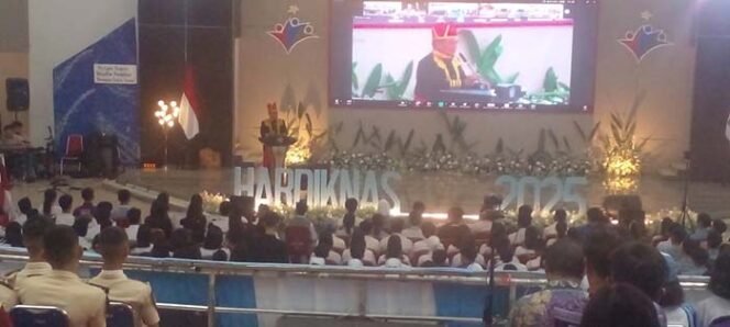 
Foto - Gubernur Sulut   Yulius Selfanus Mengajar di Acara Hardiknas