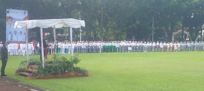 
Foto - Gubernur Sulut Yulius Selvanus SE Saat Menjadi Inspektur Upacara Hardiknas Jumat 2 Mei 2025