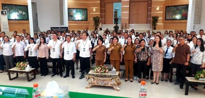 
Foto - Kadis Dikda Dr Femmy Suluh M.Si, Kepala BPMP Febry Dien dan Kepala BGTK Haryanto Batara ( tengah) dan Guru Guru Peserta Kompetensi