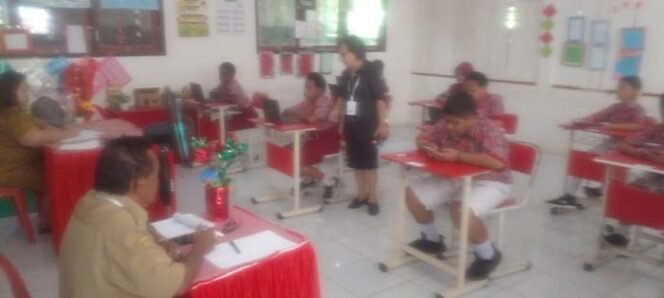 
Foto - Kepsek SD Negeri 115 Malendeng Perkamil Altje Walukouw ( tengah) saat melihat Siswa Dalam Ujian Dengan Roombuck Digital